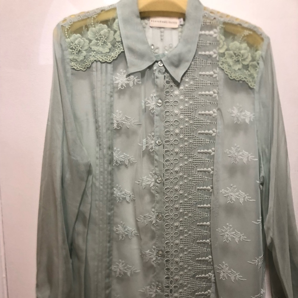 4 Love and Liberty, (Johnny Was), silk embroidered shirt. NWT